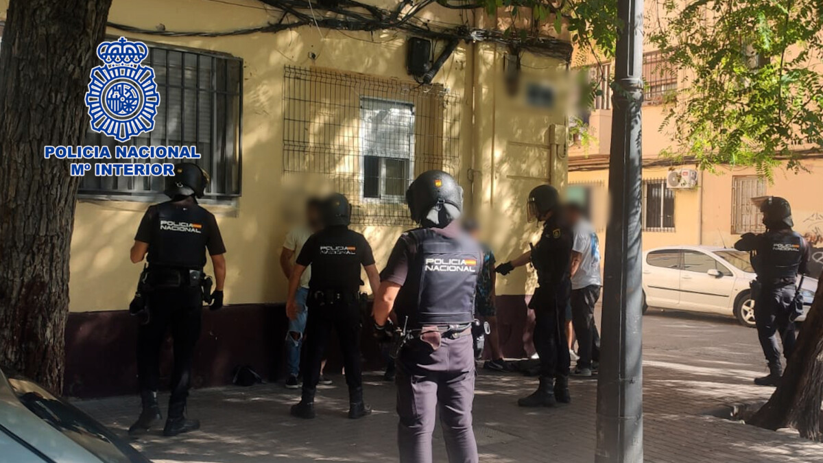 La Policía Nacional desarticula un punto de venta de droga y detiene a 11 personas en las Casitas Rosas